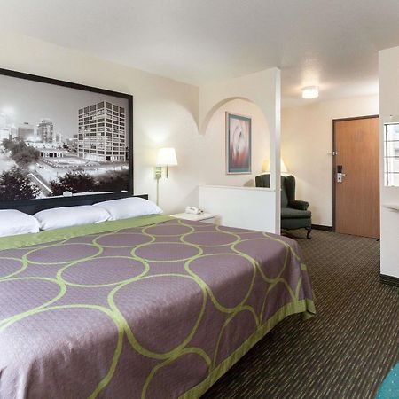Super 8 By Wyndham Tulsa/Downtown/East Hotell Eksteriør bilde